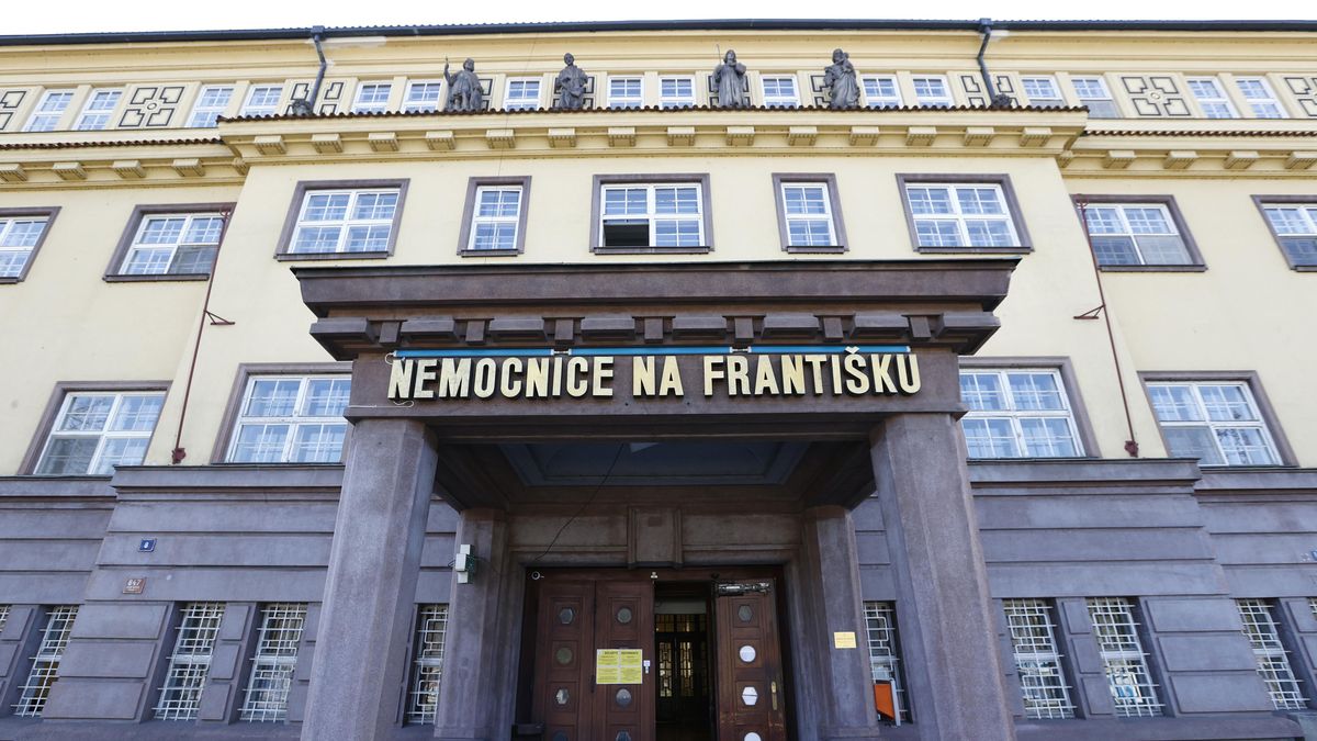 Muž v pražské nemocnici ohrožoval personál nožem. Policisté použili taser